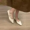 Novos Sapatos Femininos de Metal com Fivela, Couro Macio, Bico Fino, Baixos, Deslizantes, Estilo Francês Retrô, Verão-Outono 2026