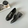 Novos mocassins pretos estilo britânico 2026, sapatos femininos slip-on, estilo retrô, silenciosos, com saltos grossos
