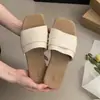 Paso único 2026 estilo coreano plisadas piel suave verano planas playa vacaciones estilo hada chanclas de una tira cómodas versátiles