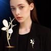 Broche Elegante e Natural de Madrepérola Pin de Design de Nicho Feminino Elegante Corsage de Pérola Acessórios de Vestuário para Mulheres