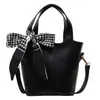 Bolso Pequeño Texturizado de Alta Gama para Mujer 2025 Estilo Nuevo de Moda Bolso Cruzado Versátil Bolso de Mano Moderno Simple Bolso Cubo