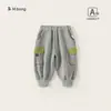 Ropa Infantil Bangxuan Colección Primavera 2026 Pantalones Deportivos para Niños con Bolsillos de Bloques de Color y Puños en los Tobillos, Pantalones Bordados para Bebé
