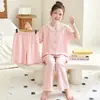 2026 Nuevo Conjunto de Tres Piezas de Algodón Nube Pijamas Infantiles Estilo Verano Manga Corta Pantalón Largo Conjunto de Ropa de Casa de Verano para Niñas