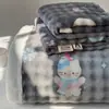 Juego de sábanas de terciopelo de leche, tres piezas, forrado de felpa, engrosado para abrigar, suave y cómodo para otoño e invierno, con un estampado fresco y elegante estilo ins