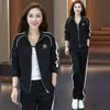 Conjunto deportivo casual para mujer para otoño, moderno y rejuvenecedor, corte ajustado, sudadera a rayas con estampado de letras y pantalón ancho conjunto de dos piezas