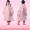 Capa de Chuva Infantil para Meninos e Meninas, Impermeável de Corpo Inteiro, Especial para Alunos do Ensino Fundamental Ir à Escola com Mochila, Poncho para Crianças Maiores, Dividida à Prova de Chuva