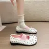 Sapatos femininos Mary Jane super bonitos 2026 novo estilo sapatos de verão poá com saia sapatos baixos temperamento bico quadrado sapatos de um só