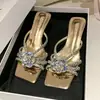 Novas Chinelos de Verão 2026 Femininos Moda Strass Flor 3D Tira Única Sandálias Femininas de Bico Quadrado Salto Alto Salto Fino