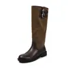 Roupa de blogueira: botas de cavaleiro de couro com fivelas duplas, coleção de inverno 2026, salto baixo grosso, bico redondo, couro genuíno, color blocking, botas longas de cano alto para mulheres