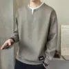 Elegante diseño de dos piezas, sudadera sin capucha para hombre, top casual de manga larga moderno para primavera/otoño, jersey versátil