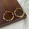 Pendientes de Aro Grandes Retorcidos Simples Versátiles de Nuevo Estilo para Mujer, Brazaletes de Oreja de Moda Únicos con un Toque de Nicho de Alta Gama