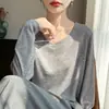 Camiseta básica de punto fina de manga larga con cuello en V para primavera y otoño, color gris, talla grande holgada, top adelgazante