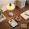 Lámpara de mesa estilo crema para dormitorio principal, de alta gama 2026 nueva luz nocturna ambiental recargable rosa retro para niños