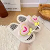 Pantuflas de Cuadros Peludas Lindas para Niños 2026 Otoño/Invierno Nuevas para Interior del Hogar Cálidas Antideslizantes de Una Tira Felpa Algodón