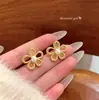 Brincos Flor de Pérola Vazada Retro Francês Nicho de Alto Padrão Brincos de Temperamento Argolas de Brinco de Moda Únicas para o Dia a Dia