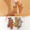 Calcetines para Mujer Otoño e Invierno Modernos Retro de Media Pantorrilla Transpirables Versátiles Absorbentes de Sudor Calcetines de Rayas Coloridas Venta al por Mayor de Fábrica