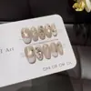 Pacto de Café con LecheUñas postizas francesas hechas a mano de un blanco lechoso suave con estampados en inglés y textura de concha triturada, ofreciendo una vibra dulce y fresca