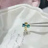 Brincos de argola em aço titânio de grau médico em formato de cruz nas cores verde Paraíba e verde menta, argolas com pino reto, tarrachas para cartilagem da orelha e joias de orelha