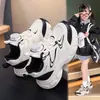 Tênis Esportivo Feminino 2026 Primavera e Outono Novo Modelo Malha Respirável Tênis Pai Infantil Sola Macia Fivela Rotativa Tênis de Corrida Moderno