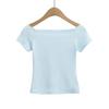 Camiseta Feminina Sexy Justa com Ombro Caído e Manga Curta Verão 2025 Europeia e Americana Modelagem Slim Emagrecedora com Ombro Caído Top Curto