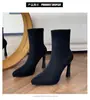 Botas de moda versáteis, botas elásticas, novo estilo 2026, modernas e que afinam, botas curtas para o outono, bico fino, salto grosso, botinhas de salto alto para mulheres