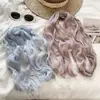 Lenço longo de seda liso e plissado para mulheres, suave e versátil, com toque texturizado, perfeito como xale de exterior ou um acessório de pescoço macio e translúcido.