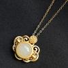 Colgante de nube auspiciosa hueca con forma de cerradura, chapado en oro antiguo de 24 quilates y Tian Bai Yufu delante de los ojos.