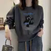 Nova Blusa com Capuz Gola Redonda Feminina Jaqueta Casual Top Solta com Letras Estilosa Outono e Inverno Temporada Pulôver Estampado 2025 Tingido