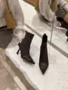 Botas Femininas Curtas Bico Fino 2026 Outono/Inverno Novo Estilo Tira Fina Salto Alto Fino Elásticas Emagrecedoras Moda Botas de Cano Médio