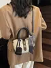 Bolsas pequeñas transfronterizas populares para mujer de este año, nuevos bolsos cruzados versátiles de moda para el verano de 2026, bolsos tipo cubo de estilo coreano