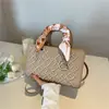 Bolsa de Mão Elegante e Simples Estilo Princesa Diana 2026 Novo Modelo Bordado Pesado de Alta Qualidade Lenço de Seda Bolsa Transversal de Ombro Único Bolsas