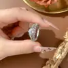 Aliexpress Nuevo de Gran Venta Anillo Hueco de Malla Joyería de Diamante Joyería Cerrada de Plata Joyería Versátil Europea y Americana Suministro para Puestos Callejeros