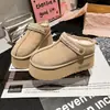 Pantuflas de plataforma estilo étnico con suelas gruesas, forradas de felpa para el invierno, con diseño de punta cerrada, adecuadas para usar en exteriores, con bordado retro y detalles esponjosos, y hechas de algodón