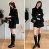 Estas botas son tan elegantes, estilizan y hacen que tus piernas se vean rectas.. Son pequeños, cilíndricos y tienen un diseño estilo caballero.. Son botas largas de 2026 de grosor, de tacón bajo, punta cuadrada, elásticas y de caña alta para mujer.