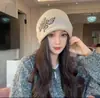 Estilo Novo 2025 Gorro Baggy com Borda Enrolada e Cordão, Chapéu de Tricô Quente Outono/Inverno para Mulheres, Afina o Rosto, Protege as Orelhas, Touca para Clima Frio, Chapéu Turbante