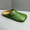 Pantuflas de punta abierta para mujer para usar al aire libre, nuevos zapatos planos vintage hechos a mano 2026, sandalias casuales de cuero suave con suela blanda, a la moda y modernas