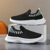 Zapatos para Niños Primavera y Verano 2025 Estilo Nuevo Malla Transpirable Huecos Zapatos Deportivos para Niños Suela Suave Slip-On Zapatos de Malla para Niñas