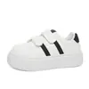 Sapatos de sola grossa com bico de concha feminino com velcro sapatos brancos sapatos casuais sapatos femininos 2026 nova primavera aumento de altura sapatos de treino alemães