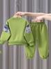 1047 Conjunto de Ropa de Otoño para Niños 2026 Ropa Nueva Genial y Elegante para Niños Primavera y Otoño Sudadera con Parches de Oso Conjunto de Dos Piezas para Otoño