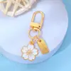Llavero Colgante de Flor de Cerezo de Metal Estilo Japonés para Niñas, Encanto de Flor Linda para Bolso, Decoración para Estuche de Auriculares Regalo