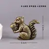 Ardilla de latón sosteniendo castañas, pieza decorativa para escritorio en casa u oficina, mascota de té de ardilla, artesanías de latón, venta al por mayor