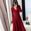 Vestido suéter de estilo puramente deseable con cuello en V, que irradia una vibra de alta gama y elegancia, adecuado para otoño e invierno, para llevar debajo de un abrigo, vestido de punto rojo estilo wabi-sabi