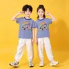 "Corram, Jovens" uniforme para aula de atividades infantis, conjunto de camisetas de manga curta para dia de esportes escolar com listras coloridas e calça branca comprida, moderno