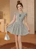 [Pronta Entrega] Vestido Xadrez Gola V Estilo Retrô Francês para Mulheres, Novo Estilo de Verão, Elegante Afinando a Cintura com Look Slim A-Line Saia Curta