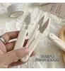 Mini tijeras pequeñas en forma de U de alto valor para tiendas de ropa, con tapa, cortahilos para punto de cruz, costura y extremos de hilo hechos a mano, blanco
