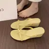 Chanclas de Cuña Estilo Francés, Sandalias Negras para Mujer, Calzado de Verano para Exterior, Nuevas Chanclas 2026 Estilo Hada, Tira Fina, Suela Gruesa, que Aumentan la Altura