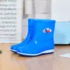 Botas de lluvia antideslizantes de moda para uso en exteriores, zapatos de goma para estudiantes, nuevas botas largas impermeables de moda para mujer, cómodas para damas