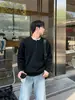 Top de punto cálido suelto para hombre con cuello Henley negro para otoño, capa interior, tacto de alta gama, nuevo estilo 2026