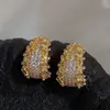 Brincos Flor de Zircônia Micro-Incustada Super Brilhantes em Formato de C para Mulheres, Casuais, Modernos, Requintados, Versáteis, Brincos de Nicho de Alto Padrão