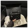 Mini Bolsa Feminina 2025 Novo Estilo Bolsa Transversal Fashion Inspirada na Chanel Bolsa Caixa Tendência Bolsa de Corrente Acolchoada